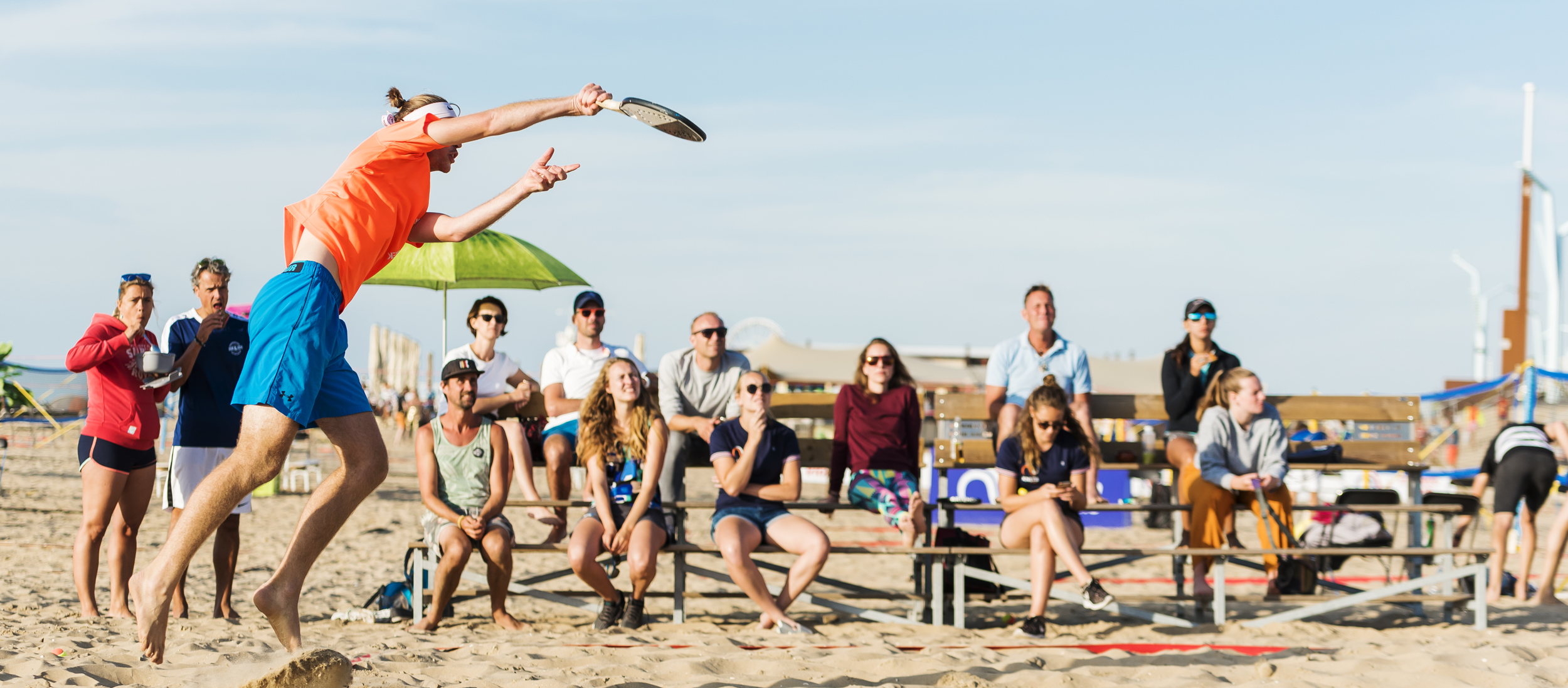 Beachtennis publiek kijkt service Bo