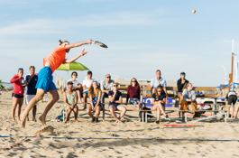 Beachtennis publiek kijkt service Bo