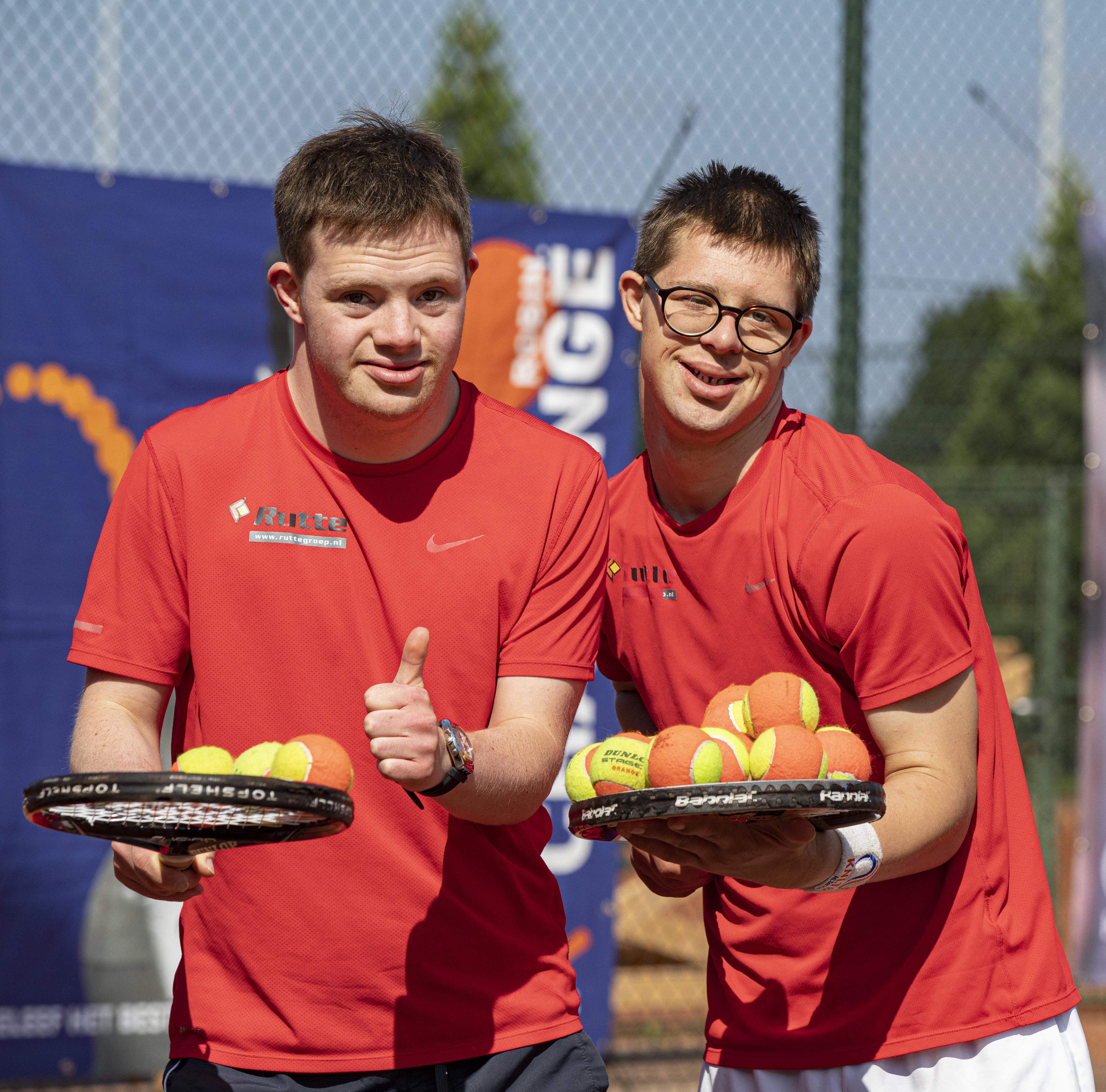 G-Tennis duim omhoog