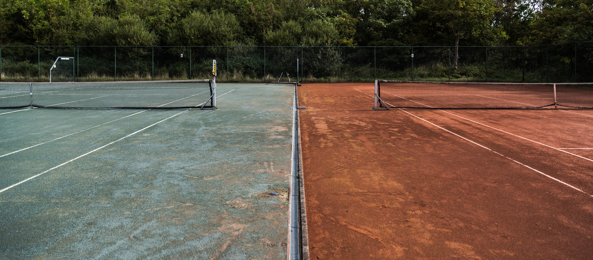 verschillende tennisbanen in opbouw