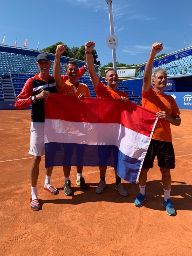 ITF Seniors Senioren cup mannen juichen Nederlandse vlag