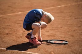 Jongen gravelbaan verdrietig