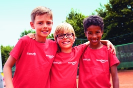 Drie Jongens In Rood CMYK