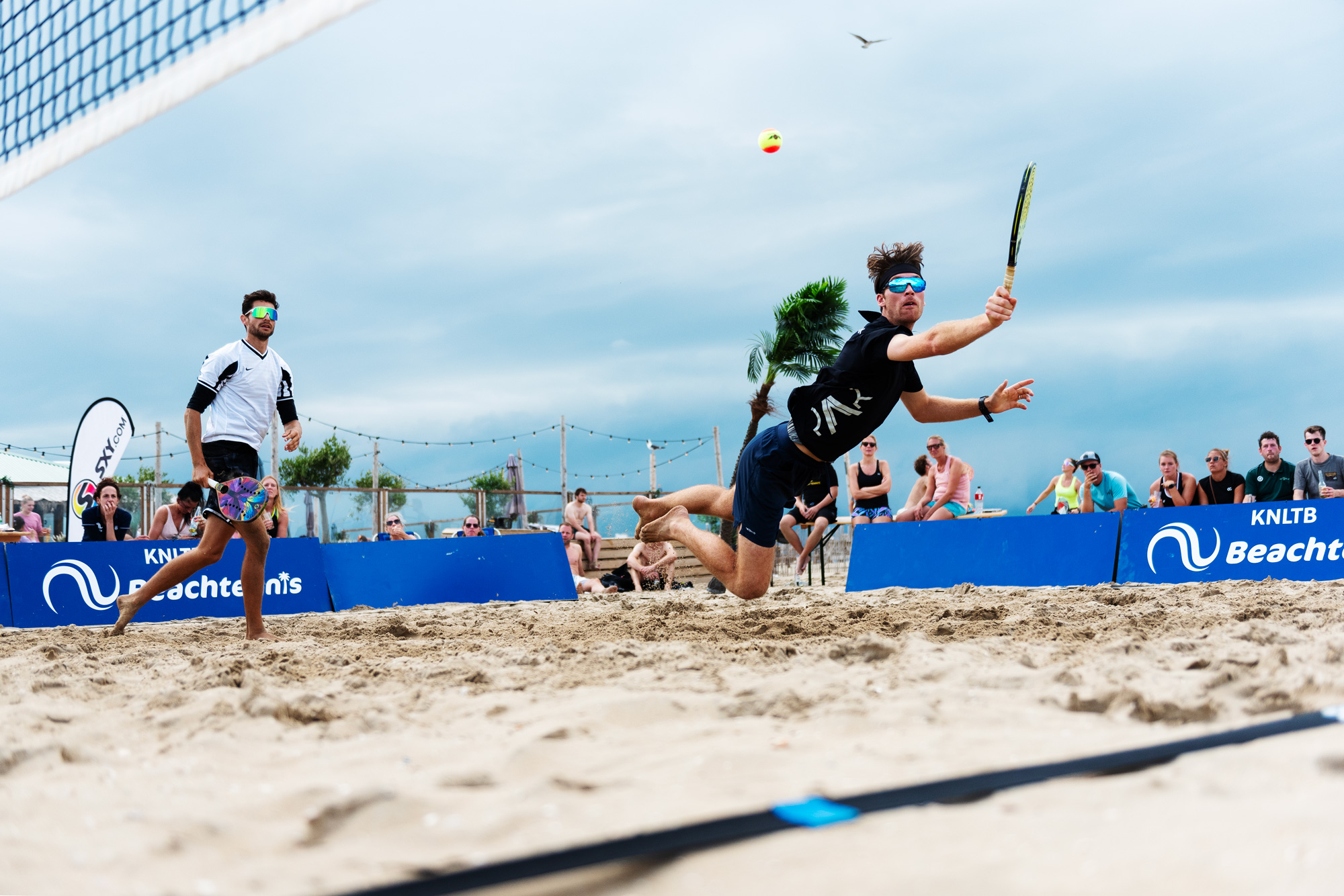 NK beachtennis actiefoto in de lucht herendubbel
