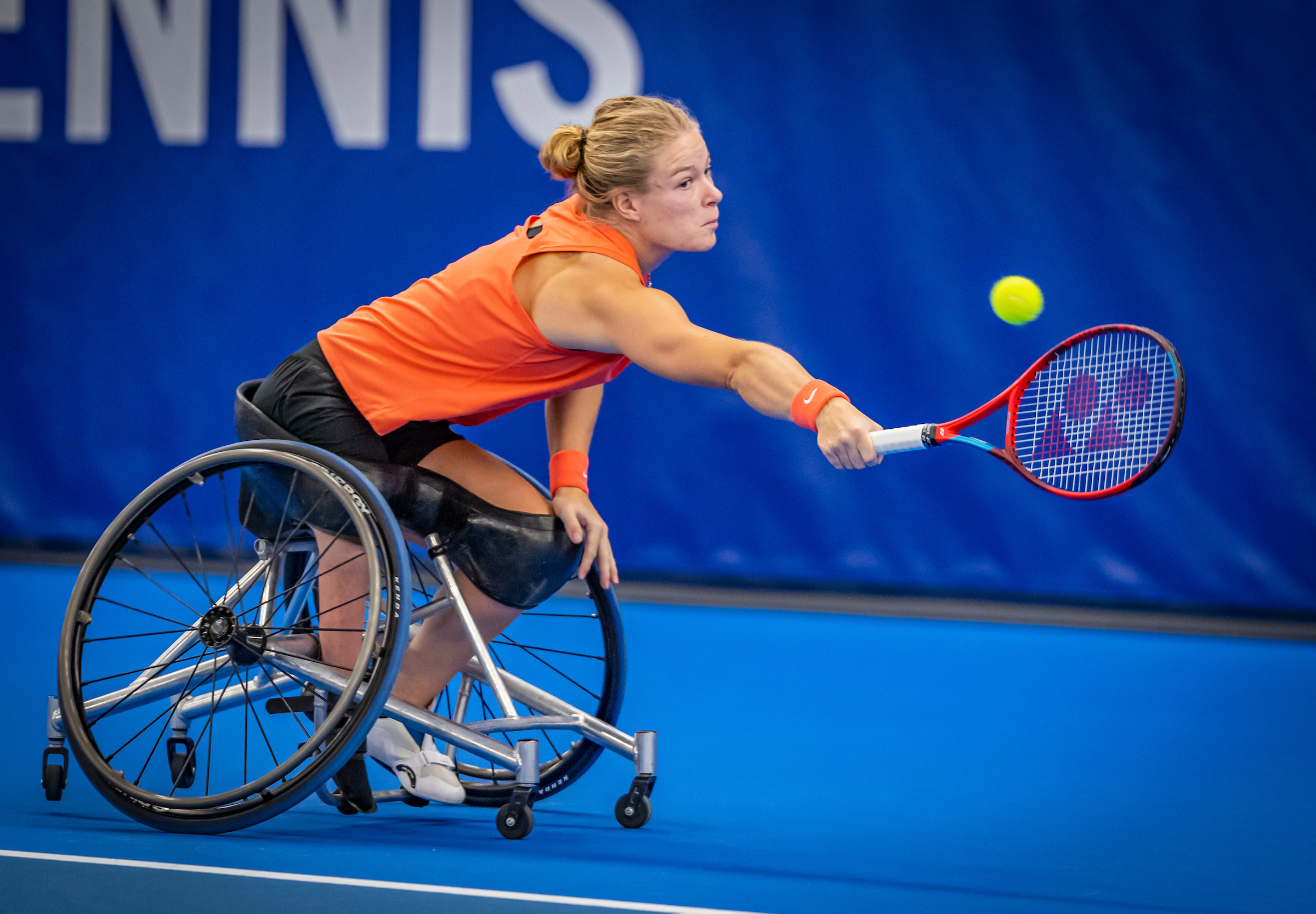 Diede de Groot reiken