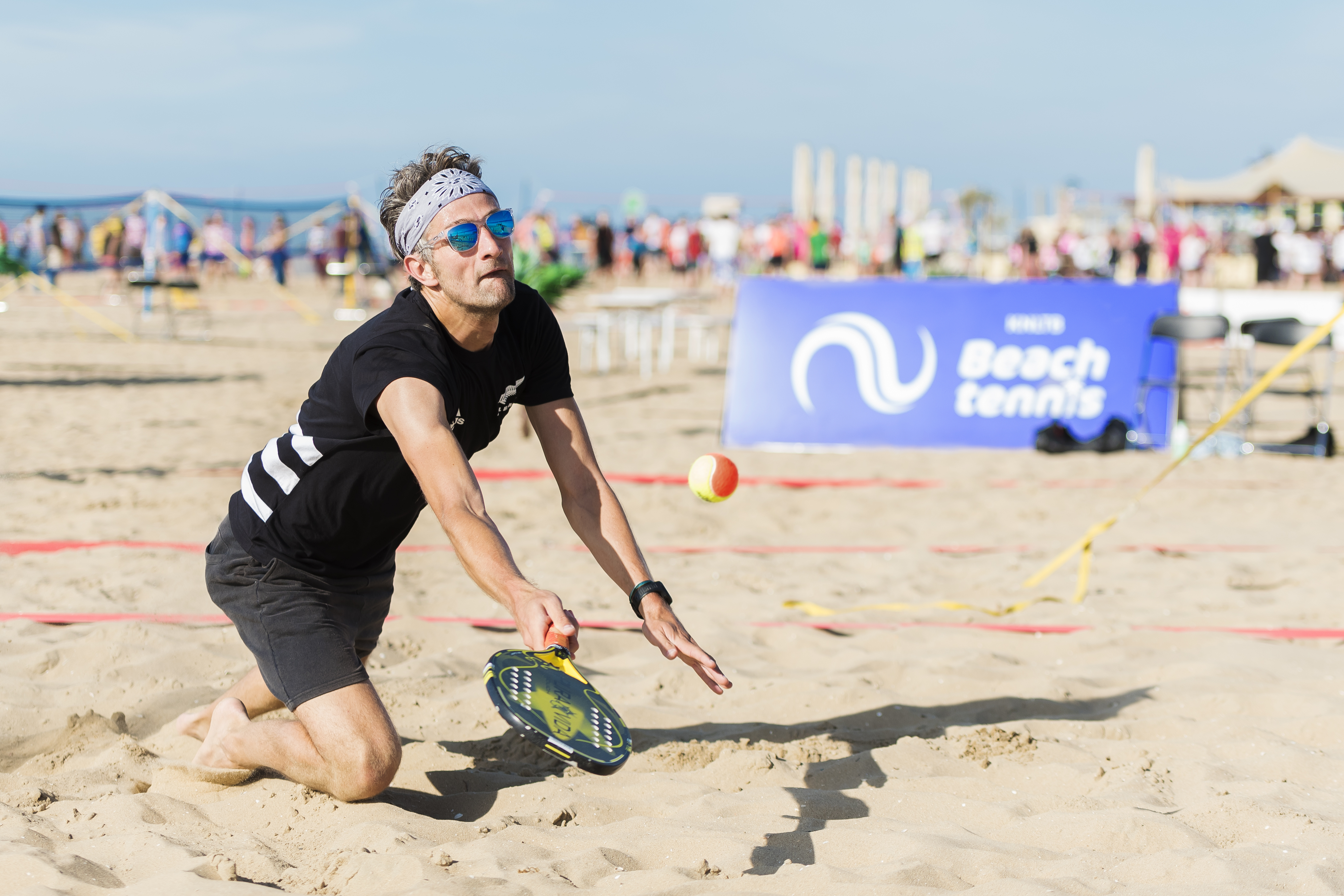 Beachtennis duik Tim