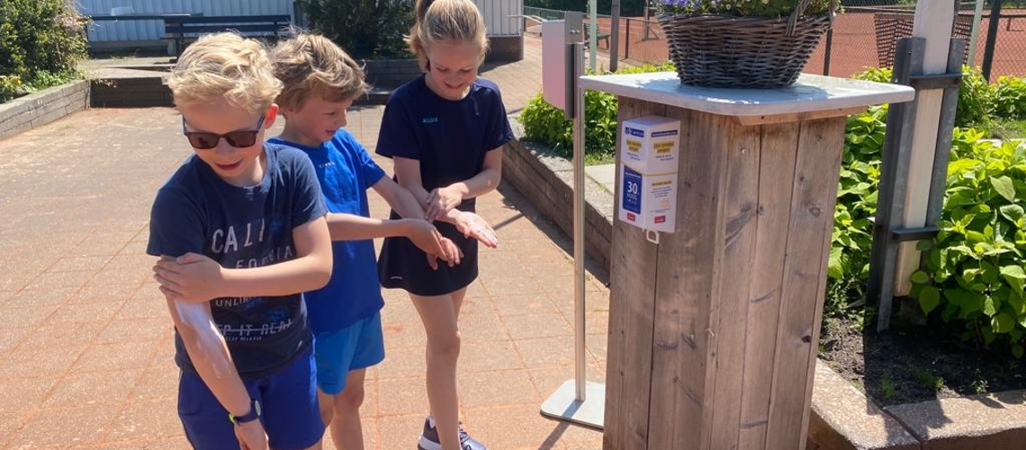 Kinderen Zonnebrand creme Dispenser Tennisbaan zomer warm hitte