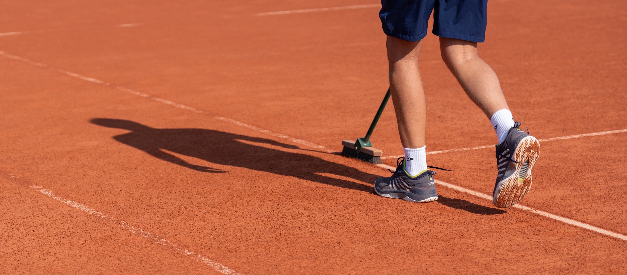 Lijnen schoonvegen bezem gravel