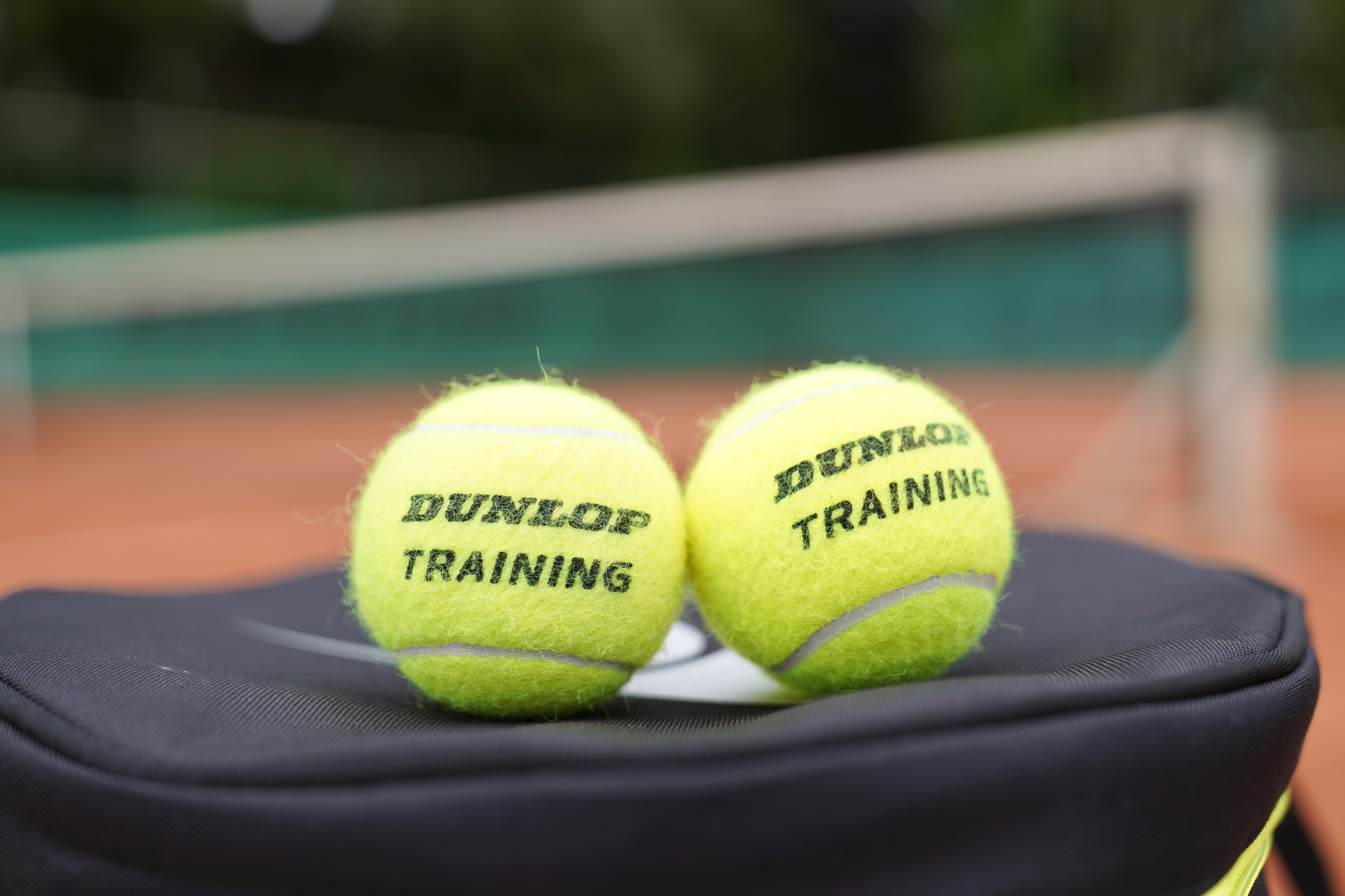 Tennisster poseert bij het net