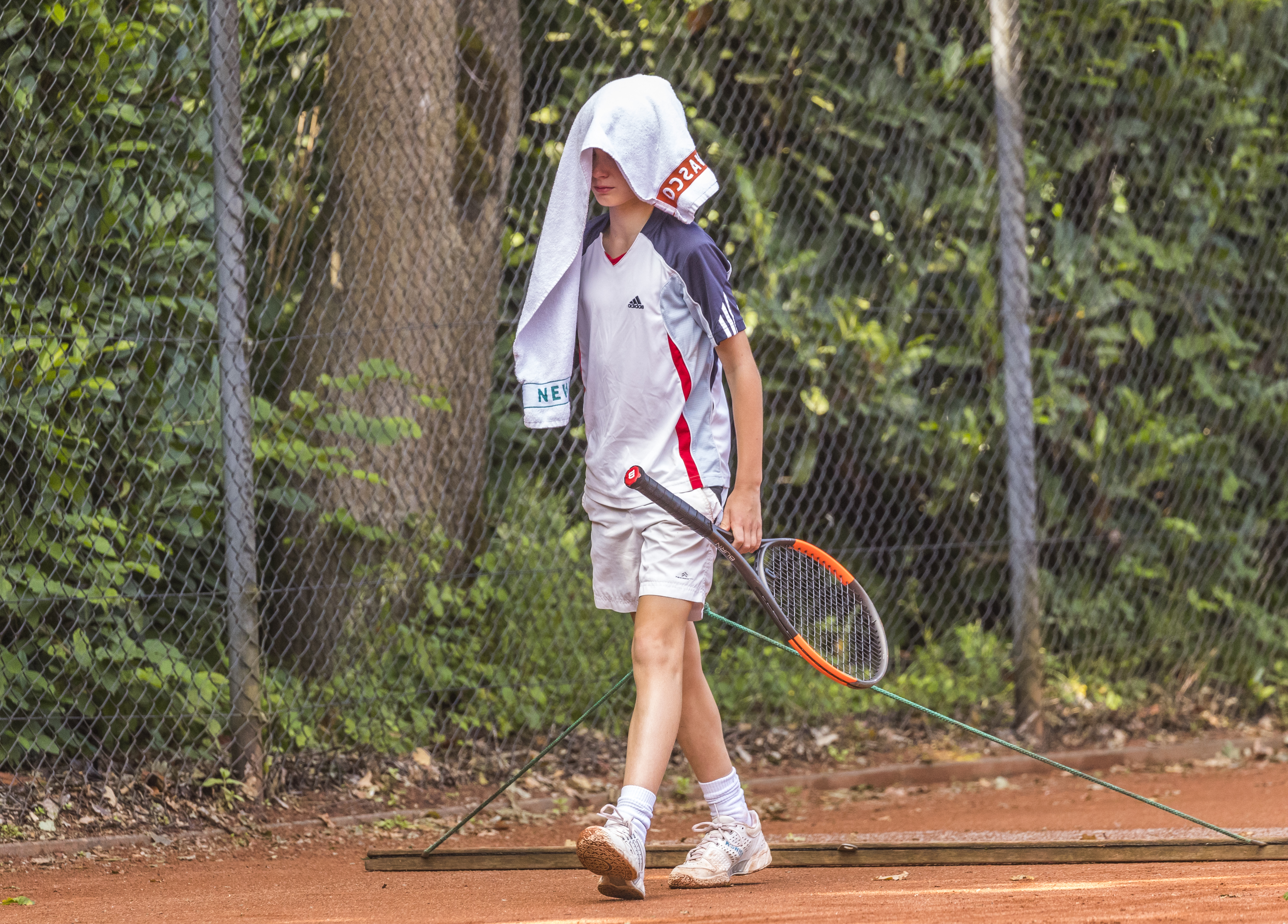 Baan slepen jongetje handdoek teleurstelling verlies