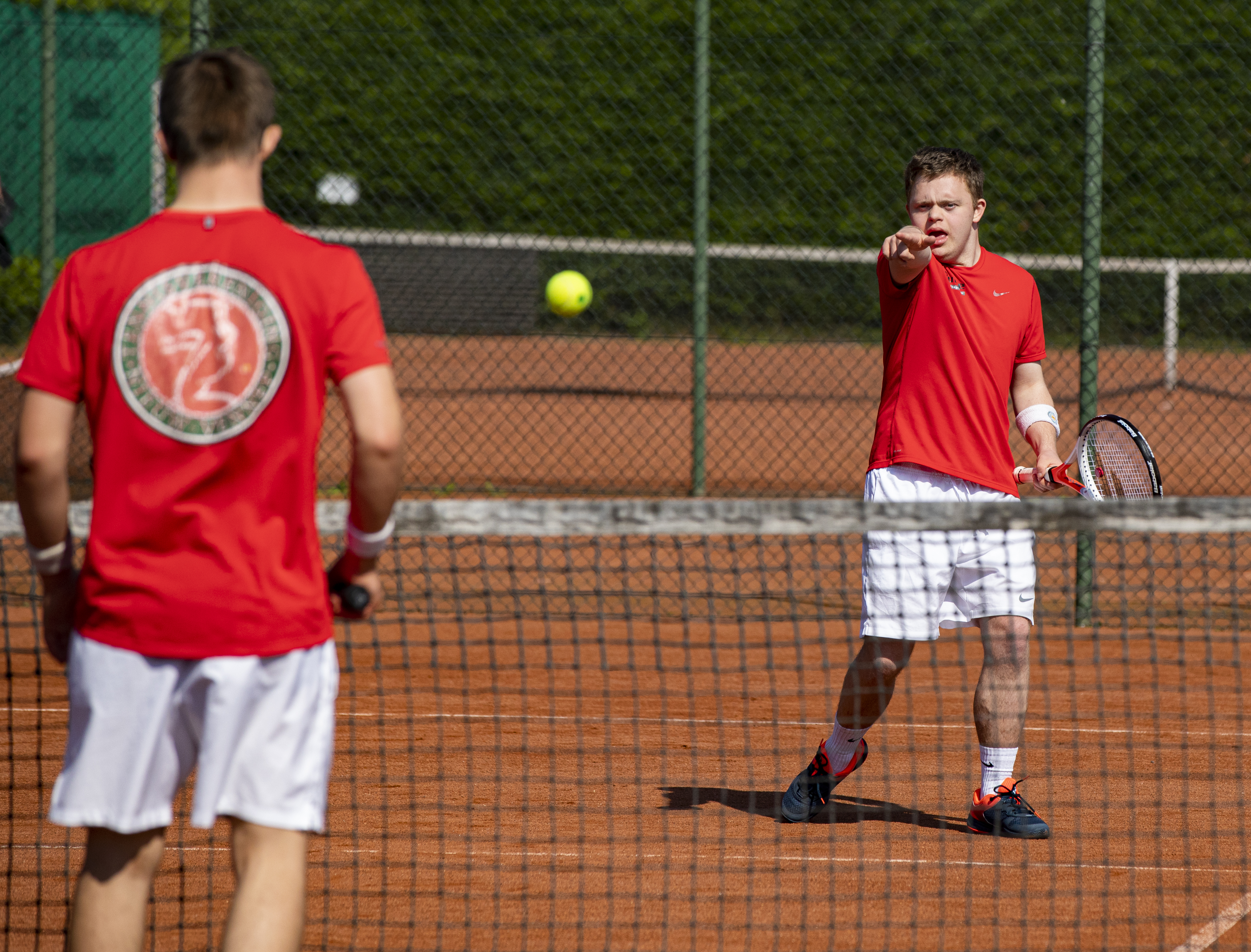 G-Tennis wijzende jongen