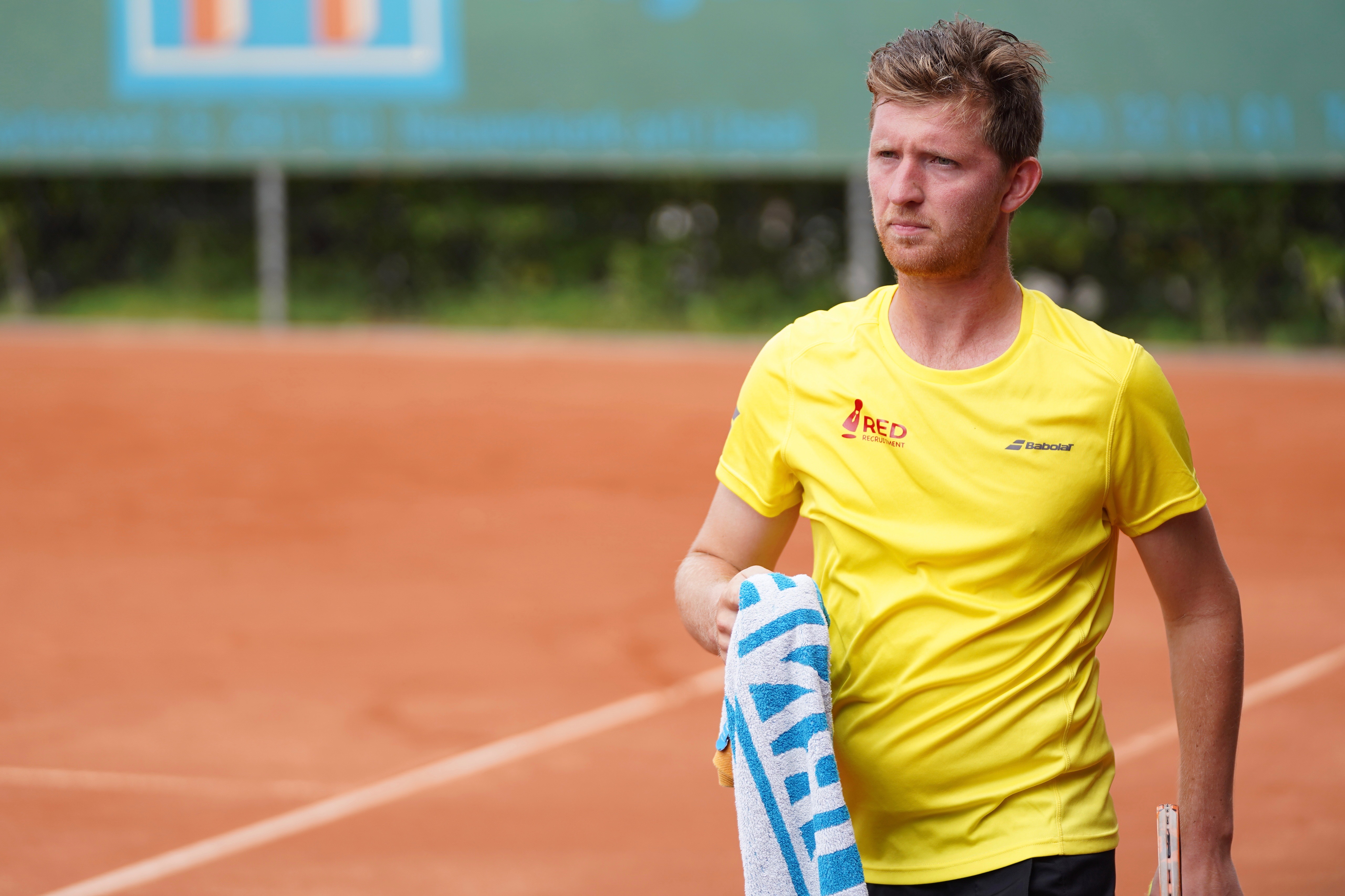 man in geel shirt - eredivisie