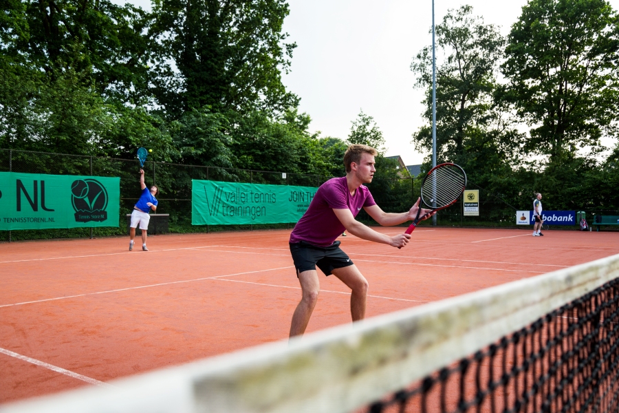 Heren dubbel service met netspeler