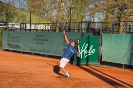 Wilco Geenen van Rhoon serveert