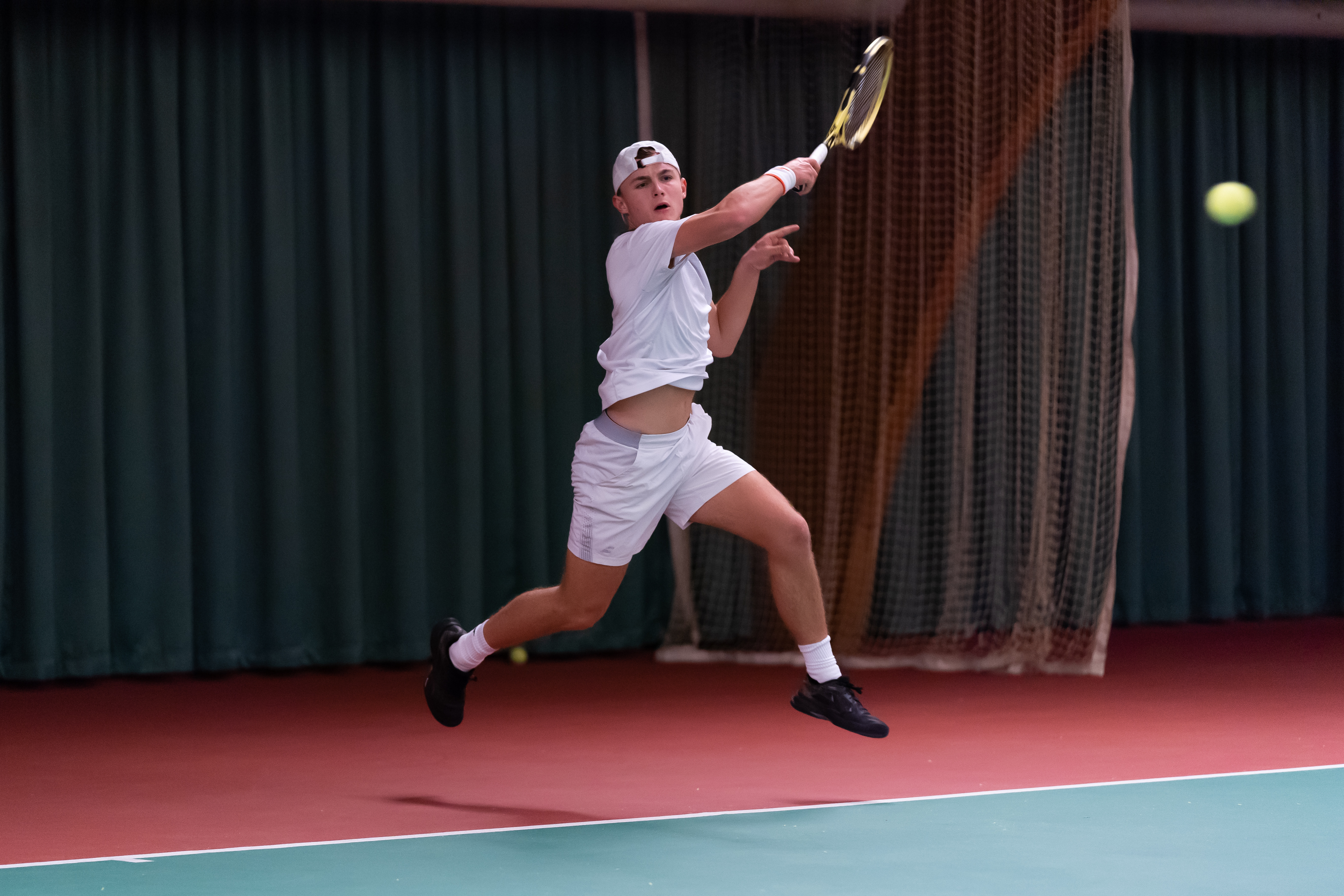 NOJK jongen slaat forehand inside out