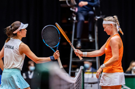 Kiki Bertens bij het net