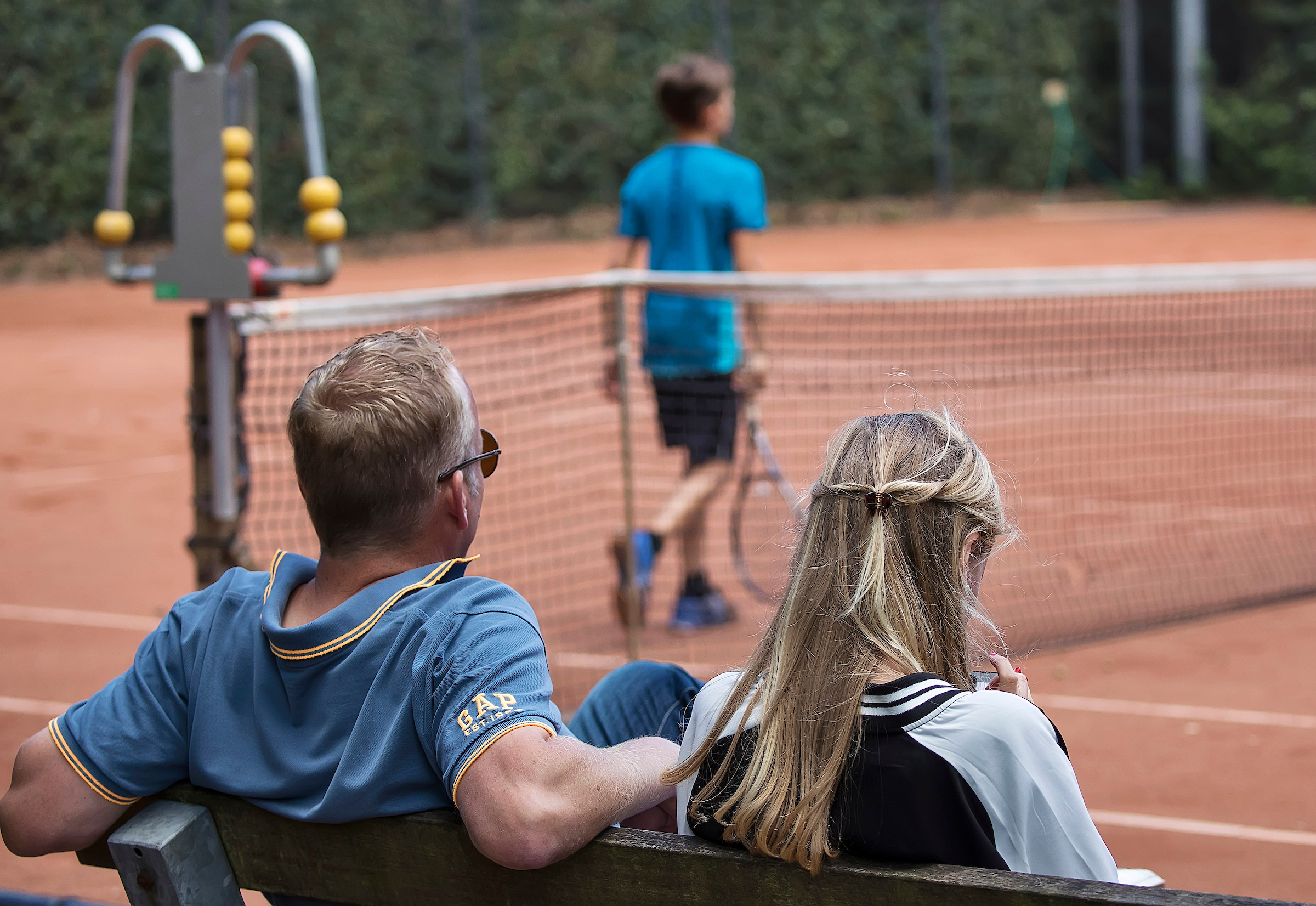 Ouders toeschouwers kijken scorebord jeugd kind