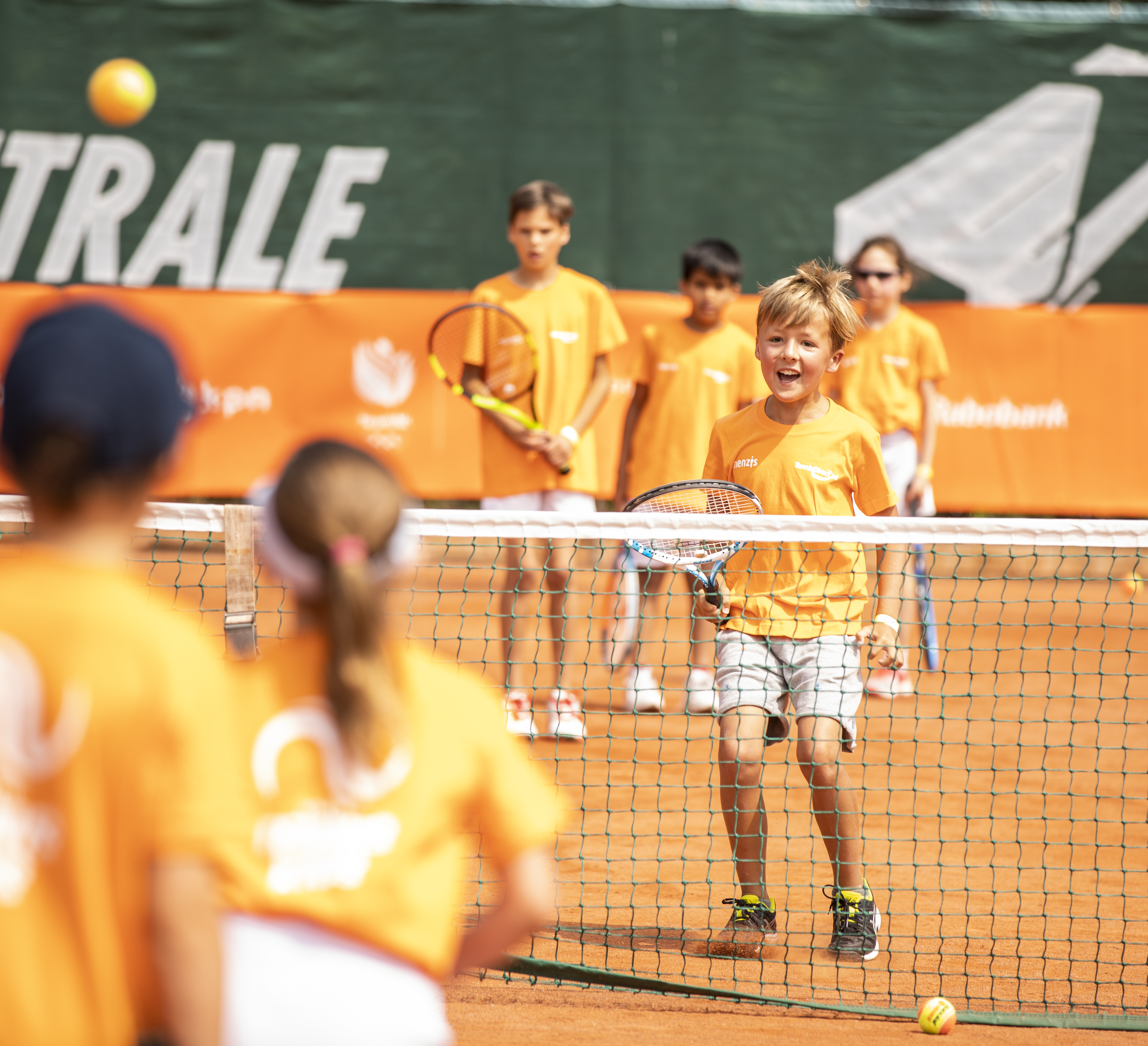 Jongen oranje aan het net