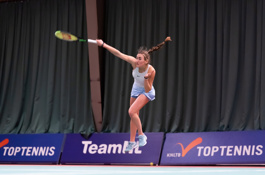 NOJK meisje slaat smash