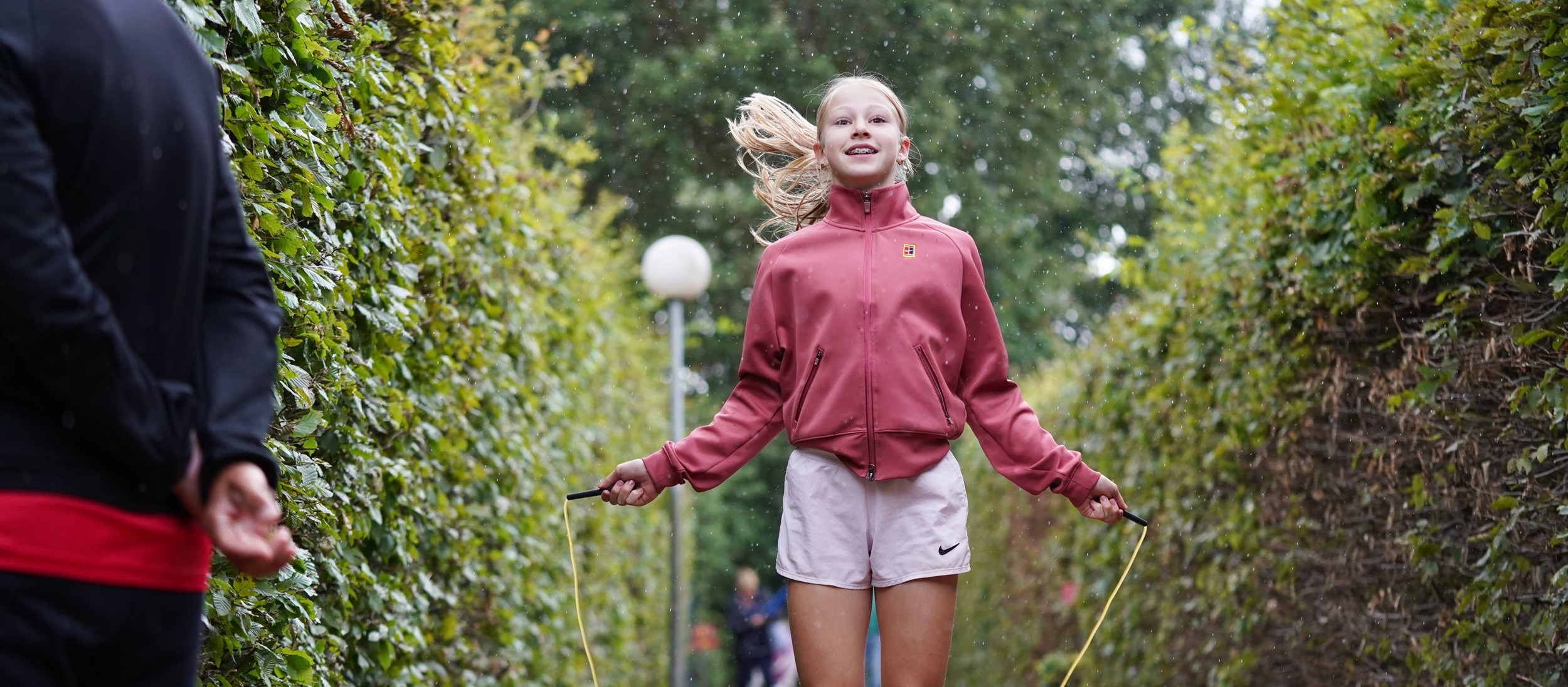Meisje voorbereiding tenniswedstrijd
