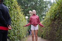 Meisje voorbereiding tenniswedstrijd