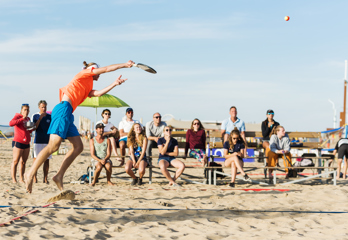 Beachtennis publiek kijkt service Bo