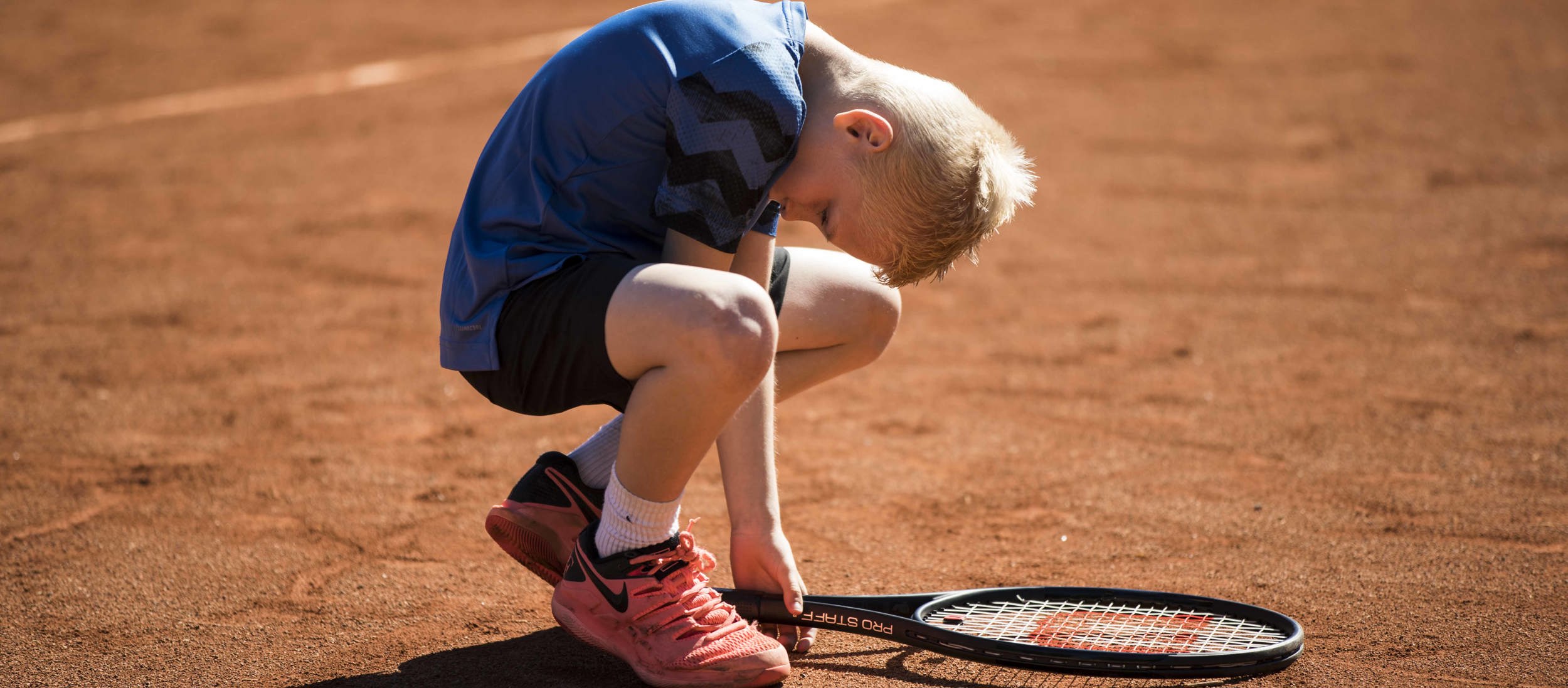 Jongen gravelbaan verdrietig