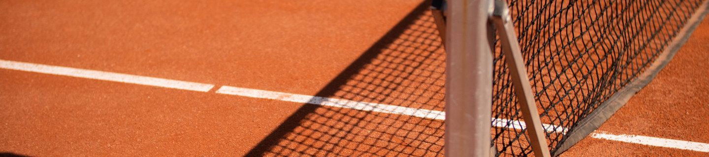 Tennisbaan lijnen netpaal