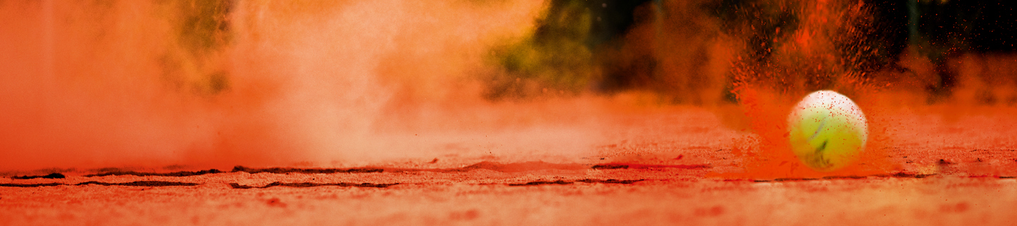 Tennisbal stuiter op gravel