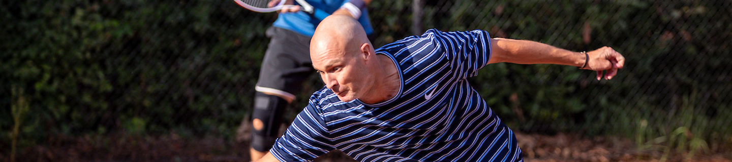 Man in actie tijdens tenniswedstrijd