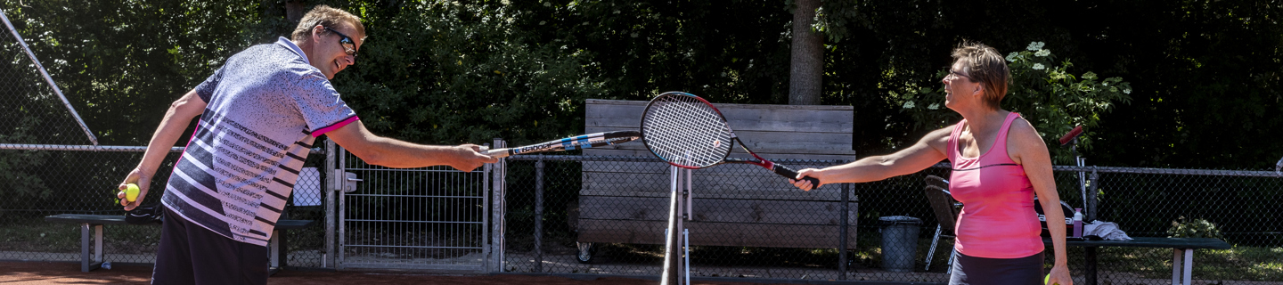 Man en vrouw corona afstand racket highfive net