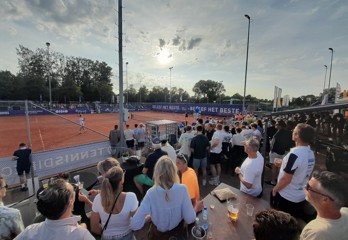 Drukte op terras Naaldwijk bij herendubbelspel Drukte op terras Naaldwijk bij herendubbelspel