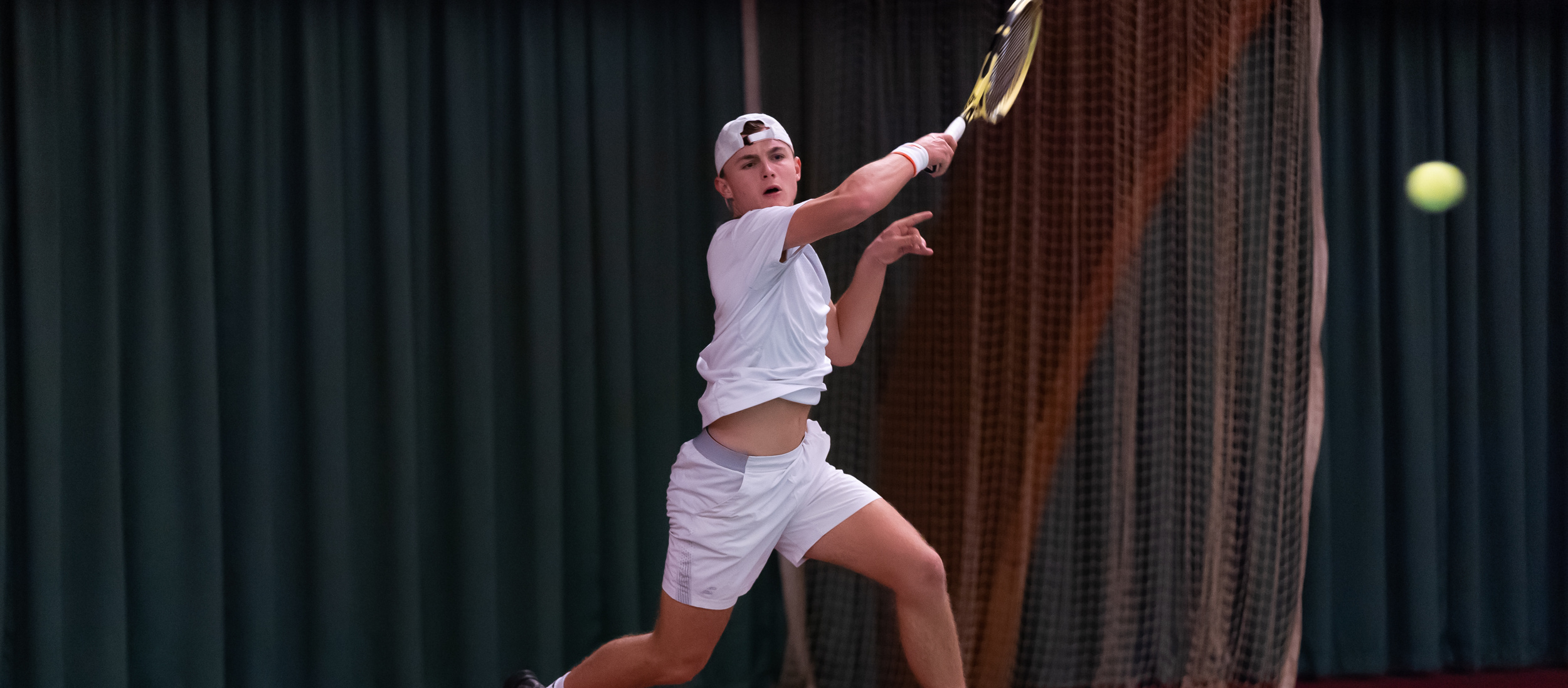 NOJK jongen slaat forehand inside out