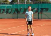 Meisje staand op het veld